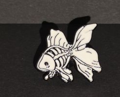 Goldfisch Pin ca. 2 cm - Skull Fish🤍Black`n White Design🖤